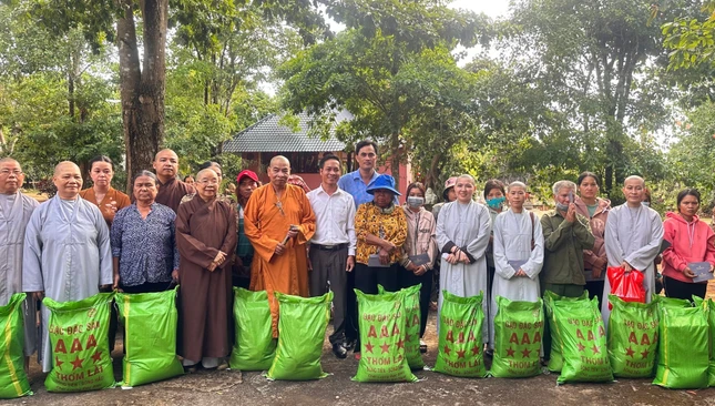 Ni trưởng Thích nữ Nhật Khương cùng chư tôn đức trao quà đến đồng bào nhân Đại lễ tưởng niệm Đức Thánh Tổ Ni Đại Ái Đạo