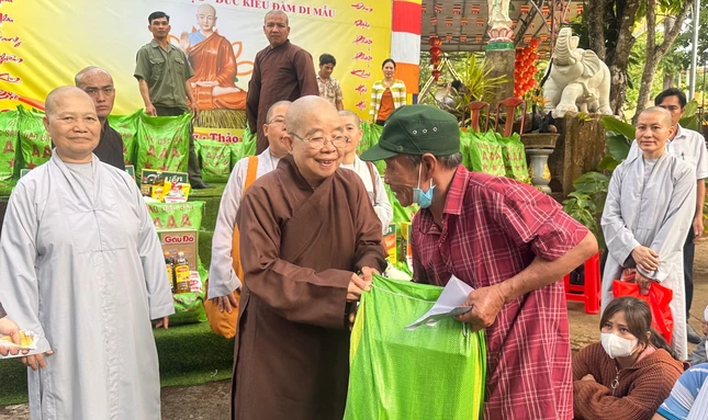 Ni trưởng Thích nữ Nhật Khương trao quà đến những gia đình khó khăn