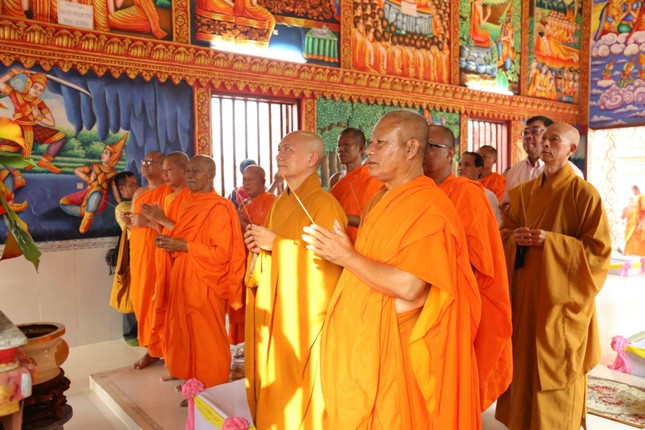 Chư tôn đức niêm hương Tam bảo tại chánh điện