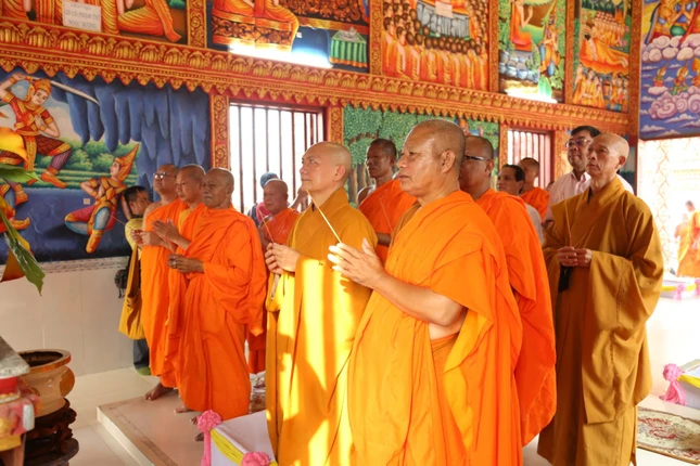 Chư tôn đức niêm hương Tam bảo tại chánh điện