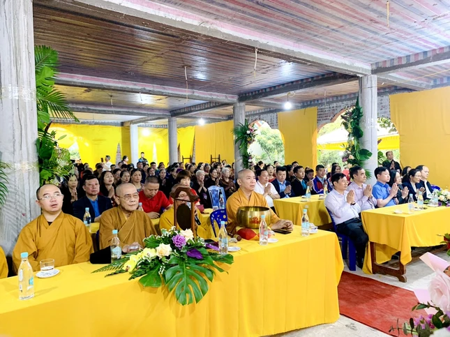 Chư tôn đức, đại diện lãnh đạo các cơ quan, Phật tử tham dự