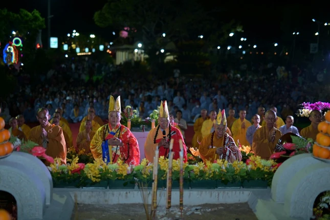 Chư tôn đức niêm hương tại buổi lễ