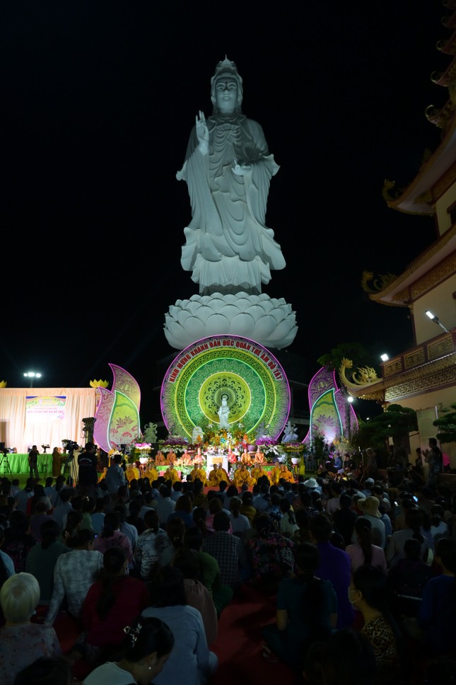 An vị tôn tượng Bồ-tát Quán Thế Âm cao 54 mét trong khuôn viên của chùa Vạn Phước