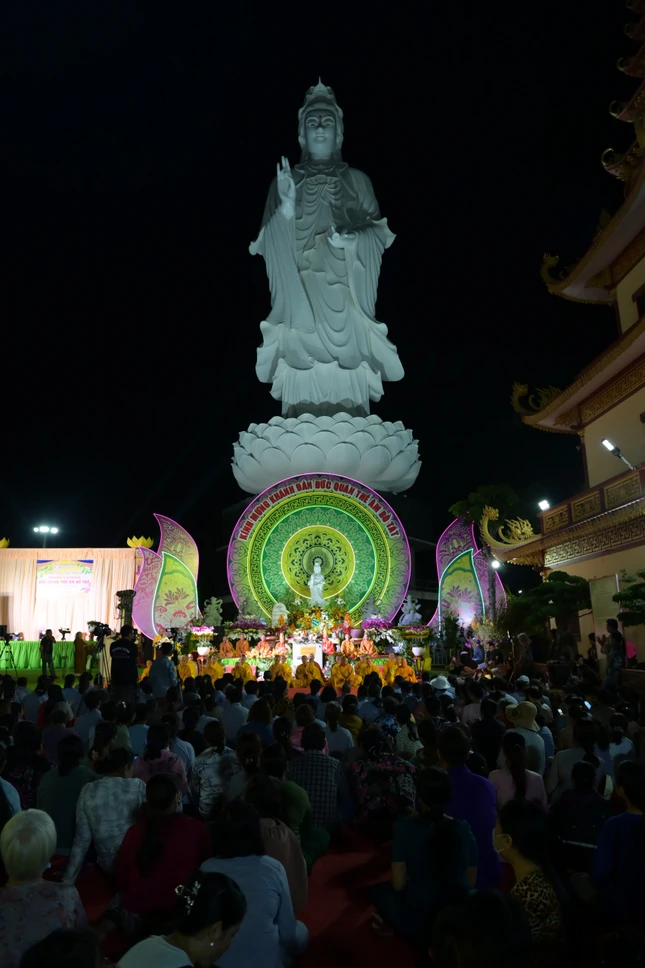 An vị tôn tượng Bồ-tát Quán Thế Âm cao 54 mét trong khuôn viên của chùa Vạn Phước