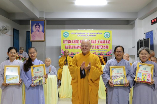 Thượng tọa Thích Huệ Đức trao giấy chứng nhận cho các học viên