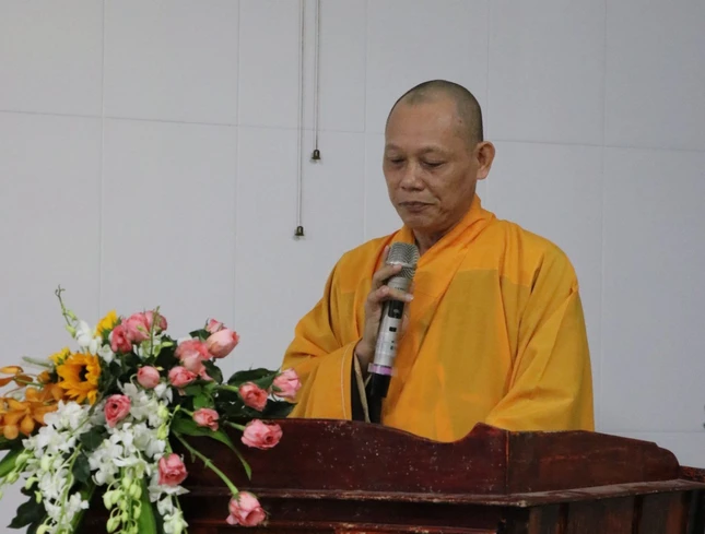 Đại đức Thích Minh Hải, Phó Trưởng Thường trực Ban Hướng dẫn Phật tử GHPGVN tỉnh phát biểu khai mạc tại đạo tràng