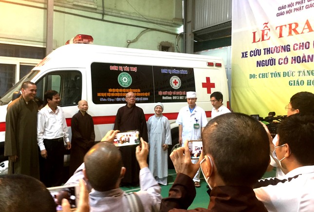Bàn giao xe cứu thương