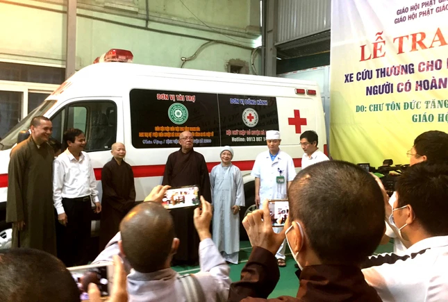 Bàn giao xe cứu thương Bàn giao xe cứu thương
