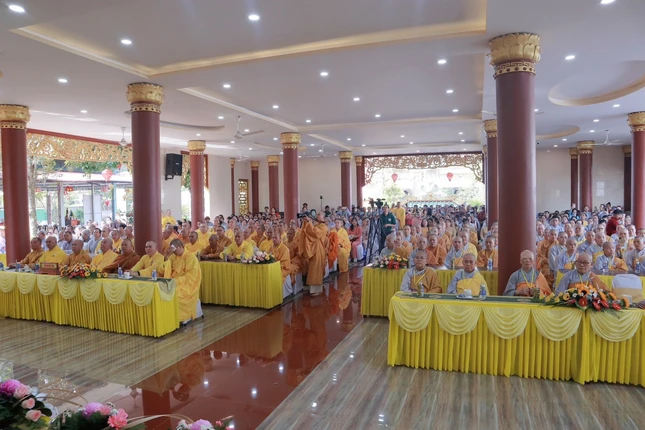 Chư tôn đức Tăng Ni, Phật tử tham dự lễ khánh thành chùa Quan Âm