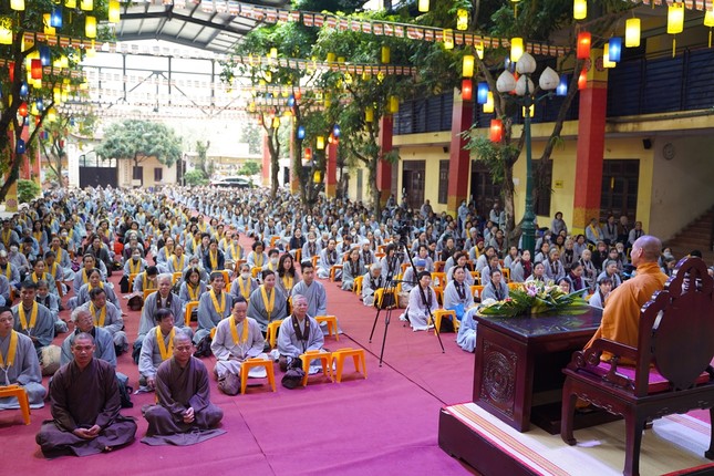 Thượng tọa Thích Trí Chơn thuyết giảng với chủ đề "Trái tim biết nghe và biết hiểu"