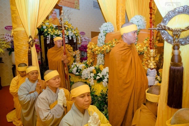 Môn đồ pháp quyến Tăng Ni túc trực bên kim quan Trưởng lão Hòa thượng tân viên tịch