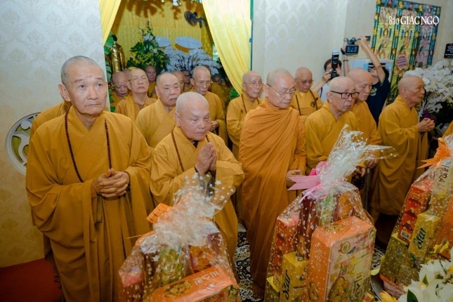 Chư tôn giáo phẩm dâng nén tâm hương tưởng niệm Giác linh Trưởng lão Hòa thượng Thích Giác Quang