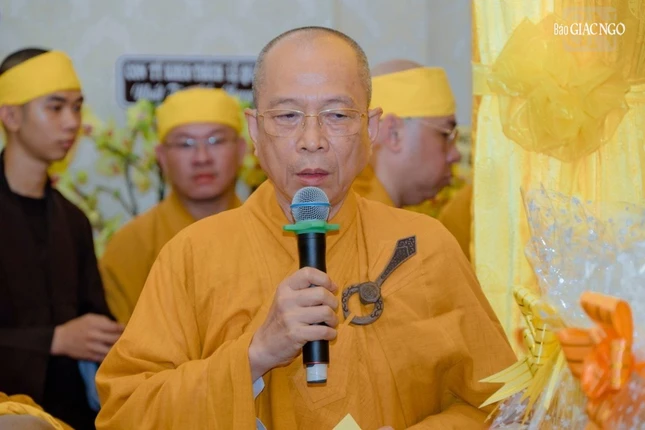 Thượng tọa Thích Huệ Khai, Trưởng ban Trị sự GHPGVN tỉnh Đồng Nai thay mặt Ban Tổ chức lễ tang cảm tạ