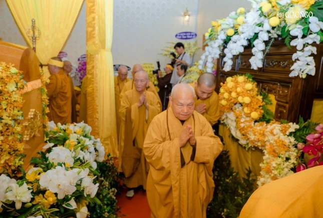 Hữu nhiễu kim quan tiễn biệt vị pháp lữ đồng hành