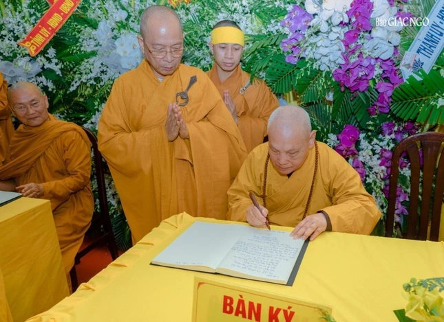 Hòa thượng Chủ tịch Hội đồng Trị sự viết sổ tang lưu niệm