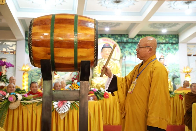 Thượng tọa Thích Phước Đạt đánh trống hiệu tổng khai giảng khóa XI (2023-2026)