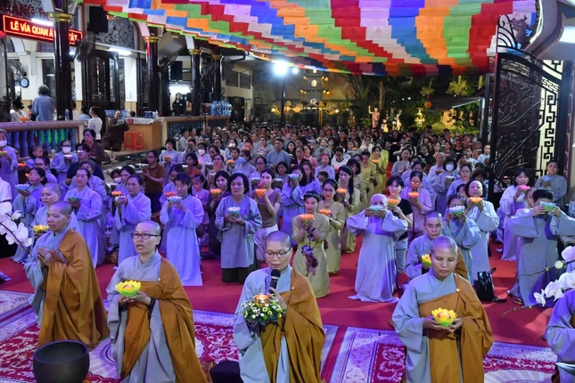 Thành kính dâng hoa đăng cúng dường Đức Bồ-tát Quán Thế Âm