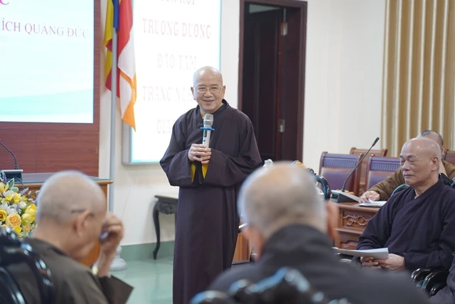 Hòa thượng Thích Khế Chơn phát biểu tại buổi họp