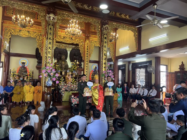 Trao quà Tết đến sinh viên