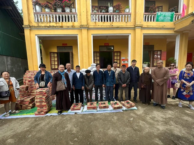 Các đơn vị từ thiện Phật giáo trao quà đến hộ nghèo H.Đồng Văn