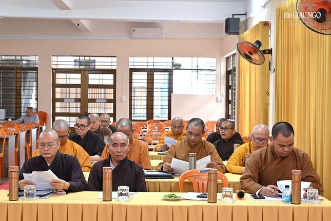 Chư tôn đức Ban Thường trực tham dự buổi họp