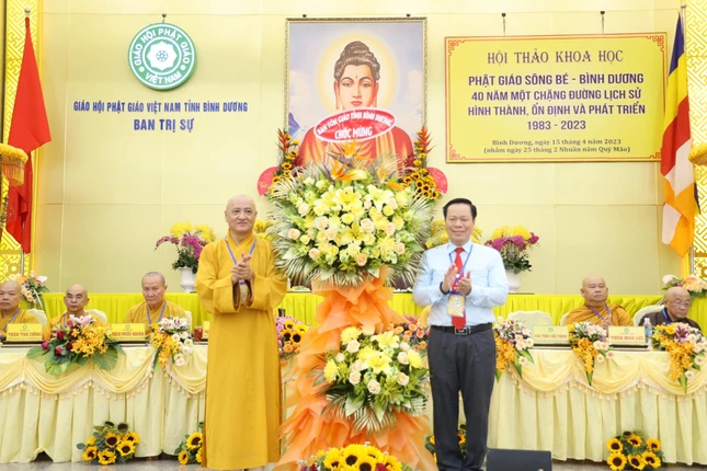 Ông Trần Đức Thịnh trao hoa chúc mừng hội thảo