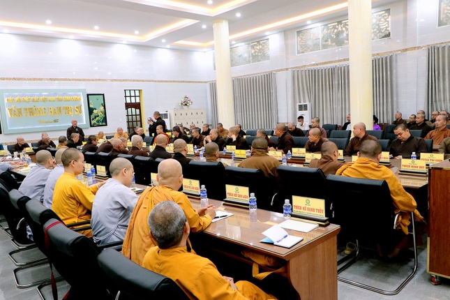 Hòa thượng Thích Huệ Thông điều hành buổi họp của Ban Trị sự GHPGVN tỉnh - Ảnh: Ban TT-TT Phật giáo Bình Dương