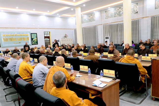 Hòa thượng Thích Huệ Thông điều hành buổi họp của Ban Trị sự GHPGVN tỉnh - Ảnh: Ban TT-TT Phật giáo Bình Dương