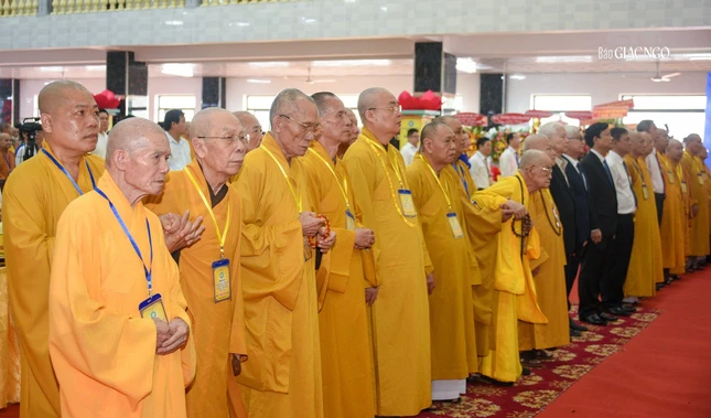 Chư tôn đức thực hiện nghi thức chào Quốc kỳ, Đạo kỳ