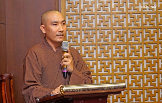 Đại đức Thích Thiện Nghĩa điều phối chương trình buổi họp Đại đức Thích Thiện Nghĩa điều phối chương trình buổi họp