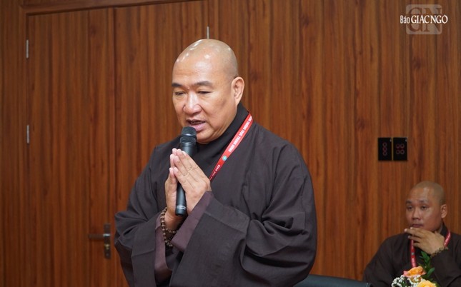 Thượng tọa Thích Phước Nguyên báo cáo hoạt động Phật sự văn phòng