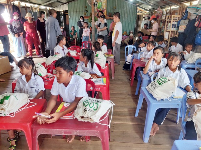 Thăm lớp học tình thương trên lòng hồ Trị An - Ảnh: CTV