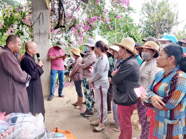 Hòa thượng Thích Chơn Nguyên động viên bà con vượt qua khó khăn - Ảnh: CTV
