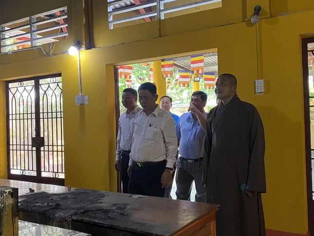 Đoàn lãnh đạo Huyện ủy H.Đức Hòa khảo sát nơi hư hỏng tại chùa Long Nguyên do bị đập phá