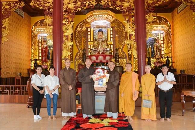 Thăm, tặng quà đến chùa Phước Hòa