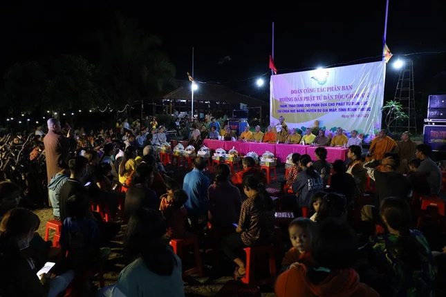 Buổi giao lưu, trao đổi và tặng quà đến đồng bào dân tộc xã Đắk Ơ Buổi giao lưu, trao đổi và tặng quà đến đồng bào dân tộc xã Đắk Ơ