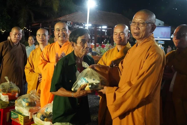 Thượng tọa Thích Quảng Tuấn trao quà đến người dân khó khăn Thượng tọa Thích Quảng Tuấn trao quà đến người dân khó khăn