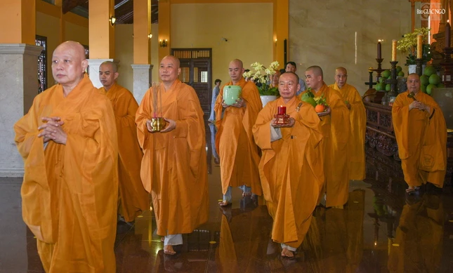 Chư tôn đức cung thỉnh linh cốt Đại lão Hòa thượng rời Tổ đường Việt Nam Quốc Tự Chư tôn đức cung thỉnh linh cốt Đại lão Hòa thượng rời Tổ đường Việt Nam Quốc Tự