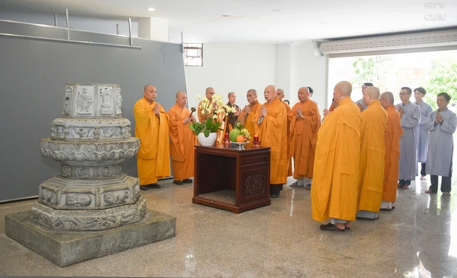 Bảo tháp Đại lão Hòa thượng an vị bên trong Đài Quán Thế Âm trong khuôn viên Việt Nam Quốc Tự Bảo tháp Đại lão Hòa thượng an vị bên trong Đài Quán Thế Âm trong khuôn viên Việt Nam Quốc Tự