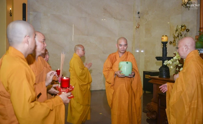 Cung thỉnh linh cốt Đại lão Hòa thượng Cung thỉnh linh cốt Đại lão Hòa thượng