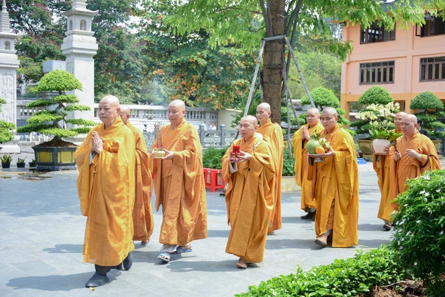 Chư tôn đức cung thỉnh linh cố Đại lão Hòa thượng... Chư tôn đức cung thỉnh linh cố Đại lão Hòa thượng...