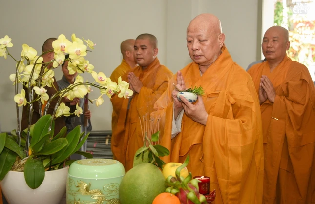 Hòa thượng Thích Lệ Trang cử hành các nghi thức an vị Hòa thượng Thích Lệ Trang cử hành các nghi thức an vị