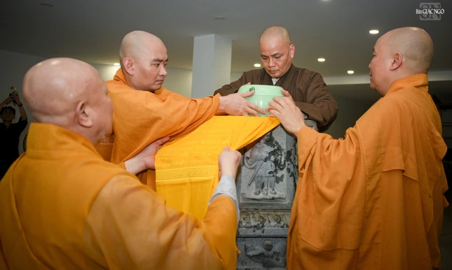 Thỉnh linh cốt Đại lão Hòa thượng nhập tháp an vị Thỉnh linh cốt Đại lão Hòa thượng nhập tháp an vị