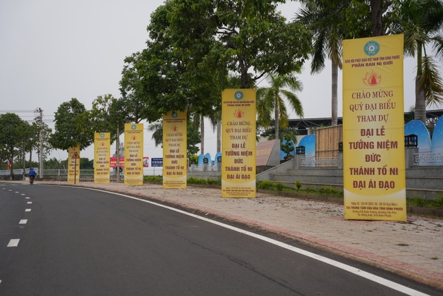 Pano chào mừng trên đường dẫn đến chùa Quang Minh - Ảnh: TTTT Ni giới BP