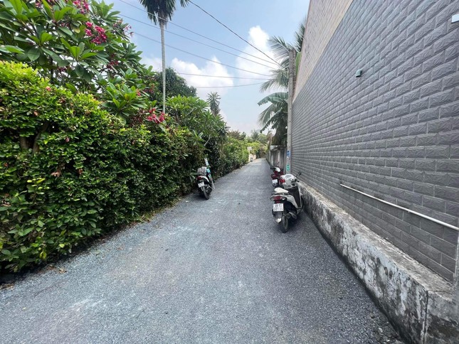 Con lộ đường 186 ấp 3 bê-tông được trải nhựa