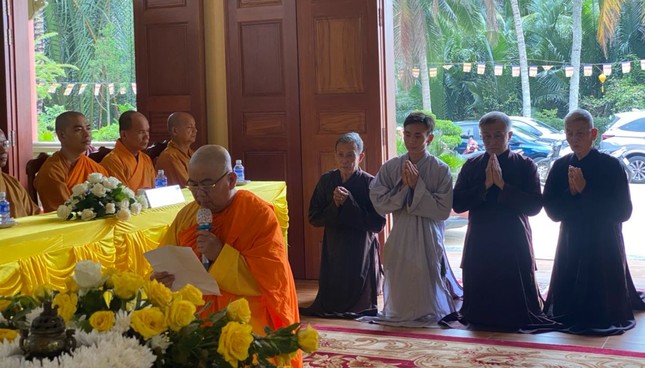 Đại đức Thích Giới Ân dâng lời phát nguyện Đại đức Thích Giới Ân dâng lời phát nguyện