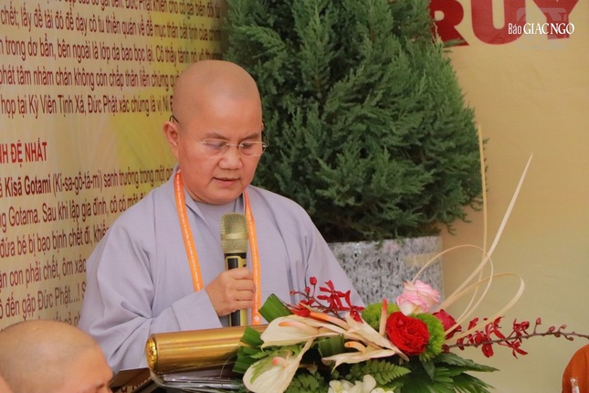 Ni sư Thích nữ Như Nguyệt đọc lời dẫn