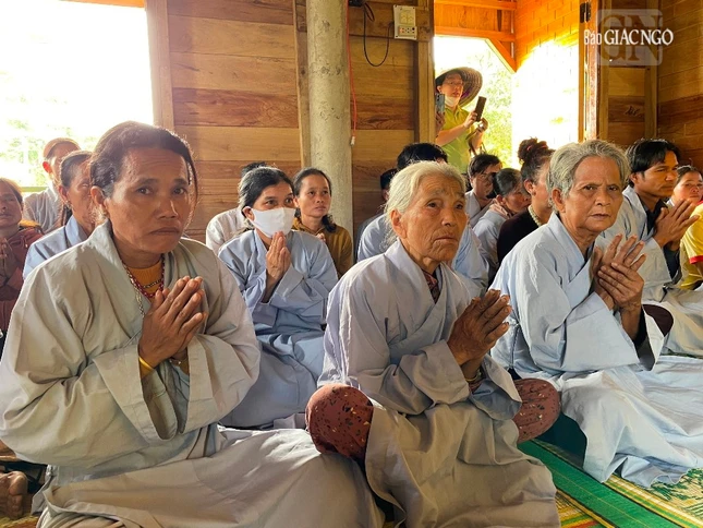 Phật tử trang nghiêm tại buổi lễ Phật tử trang nghiêm tại buổi lễ