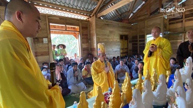 Chư tôn đức thực hiện khóa lễ an vị Phật