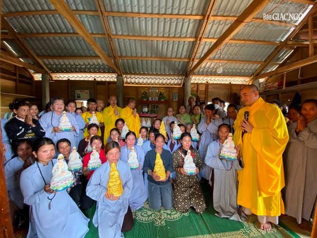 Phật được về với buôn làng